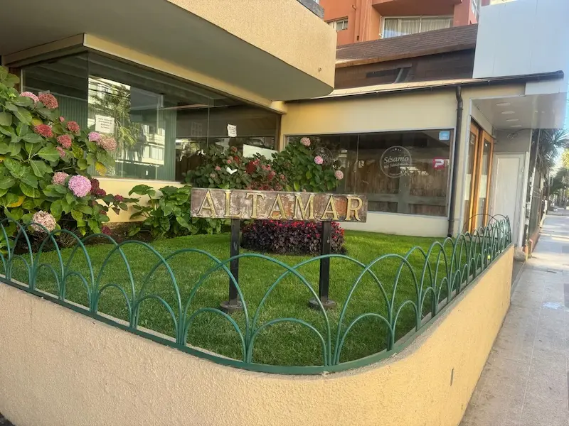 Cartel de madera ubicado al exterior del edificio Altamar