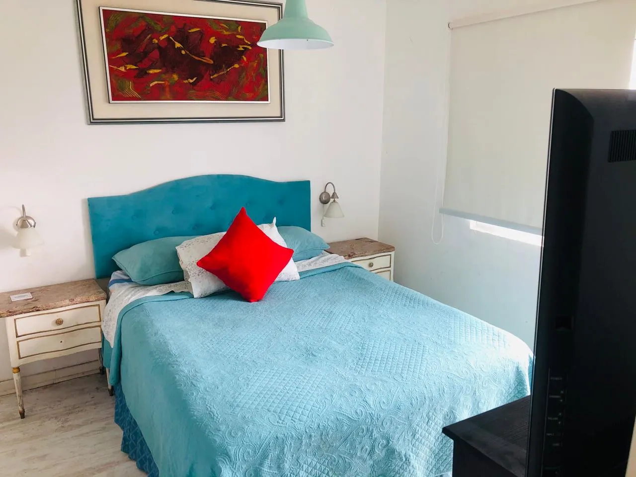 Cama matrimonial con televisor