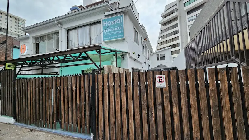 Fachada del Hostal Turismo Quintamar 1, un edificio de 2 pisos con reja de madera y habitaciones con baño privado