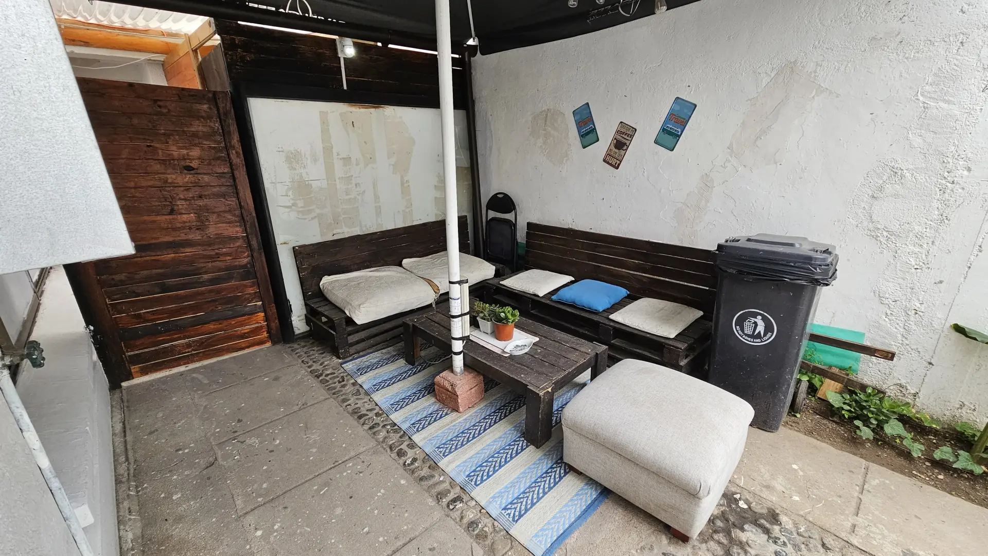 Área exterior con asientos de madera equipados con cojines