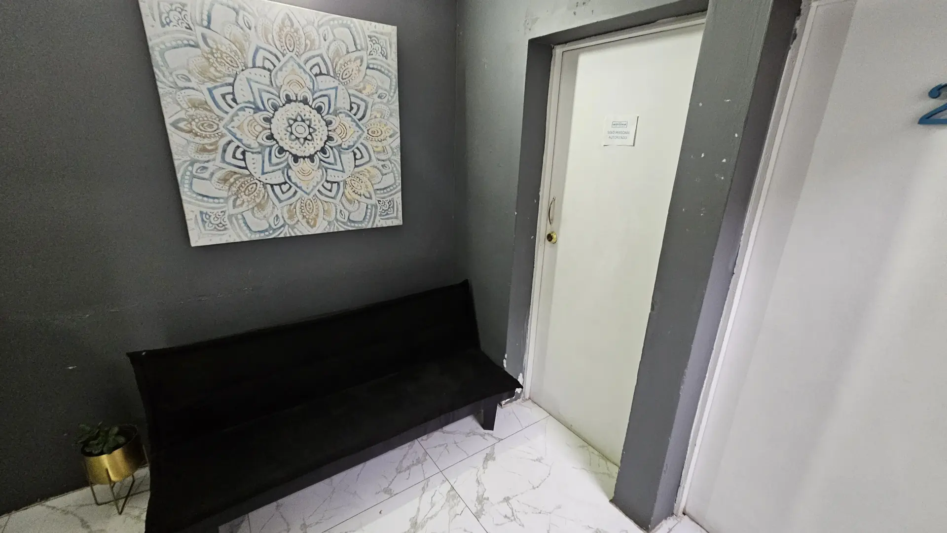 Asiento de la recepción con cuadro