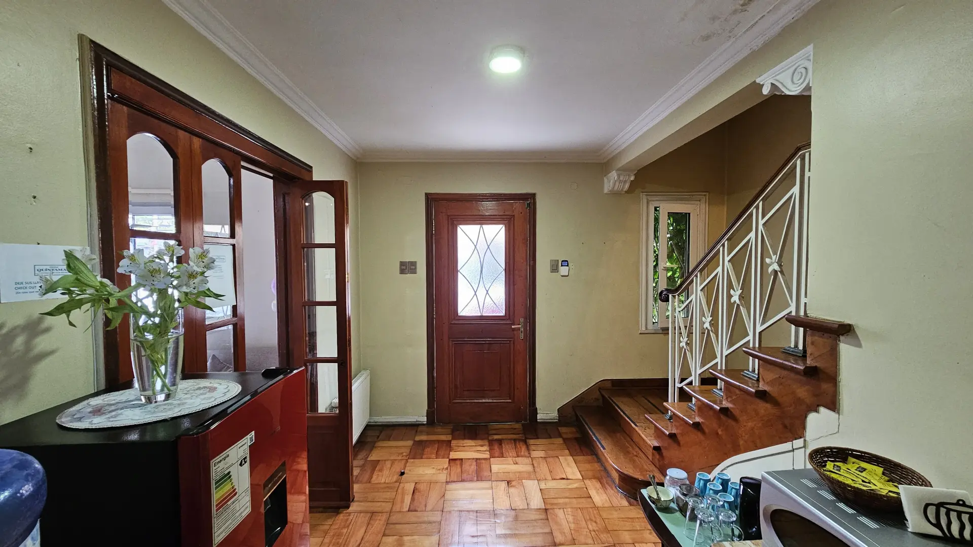 Entrada con flores encima de un refrigerador