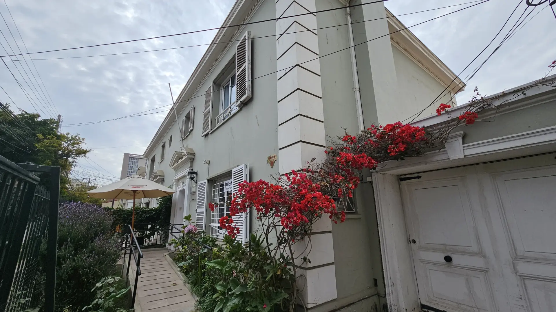 Exterior con flores rojas