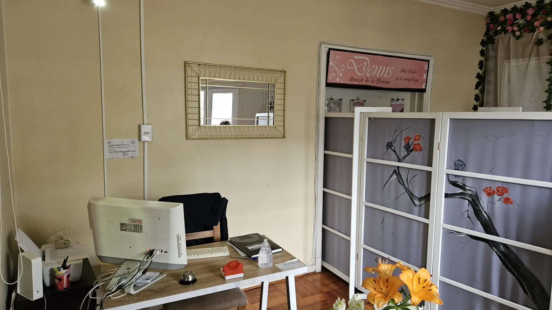 Recepción principal con flores amarillas y un espejo